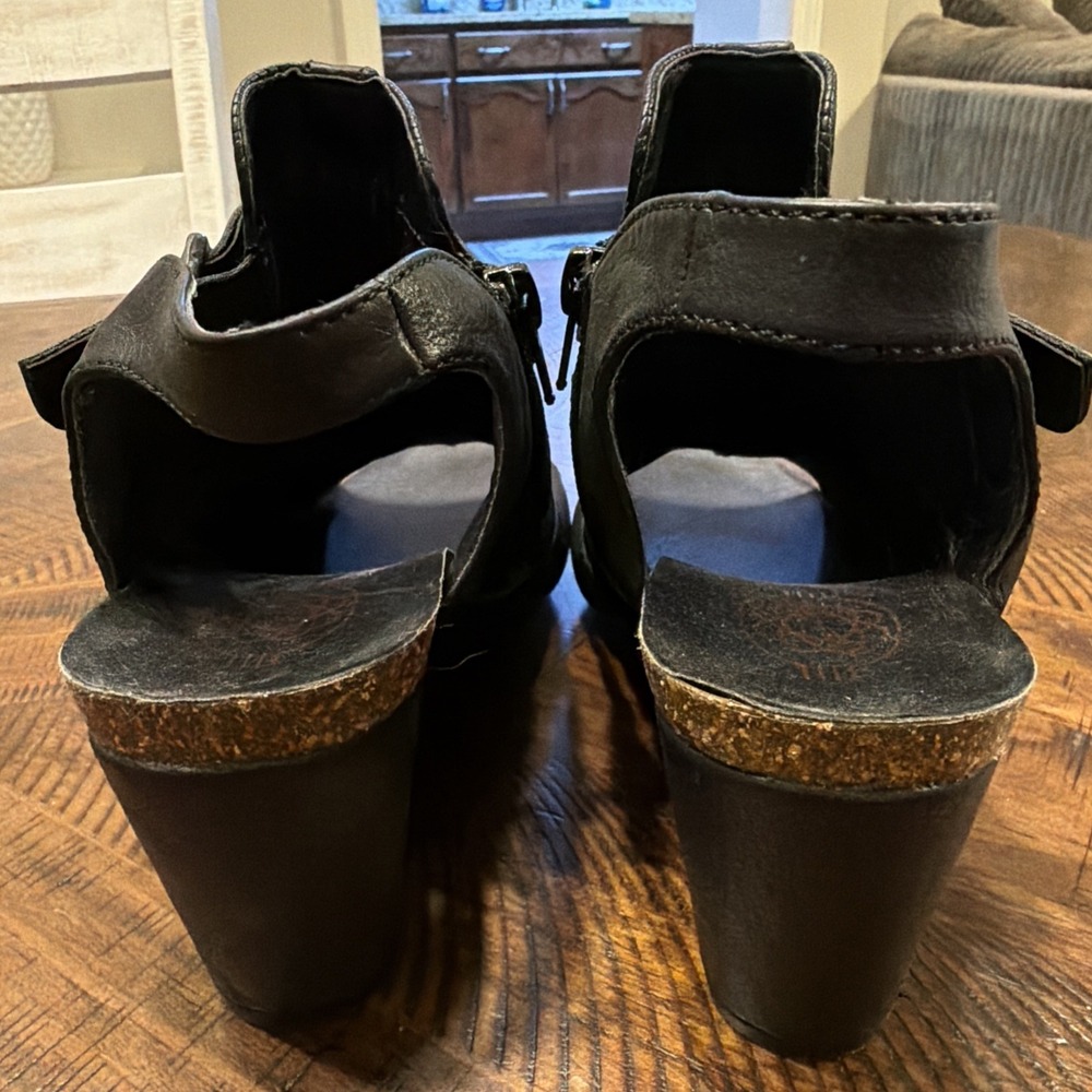 Frye Brielle Ankle Strap Black Leather Sandal Wedge Heel Size 7.5M - Picture 3 of 10